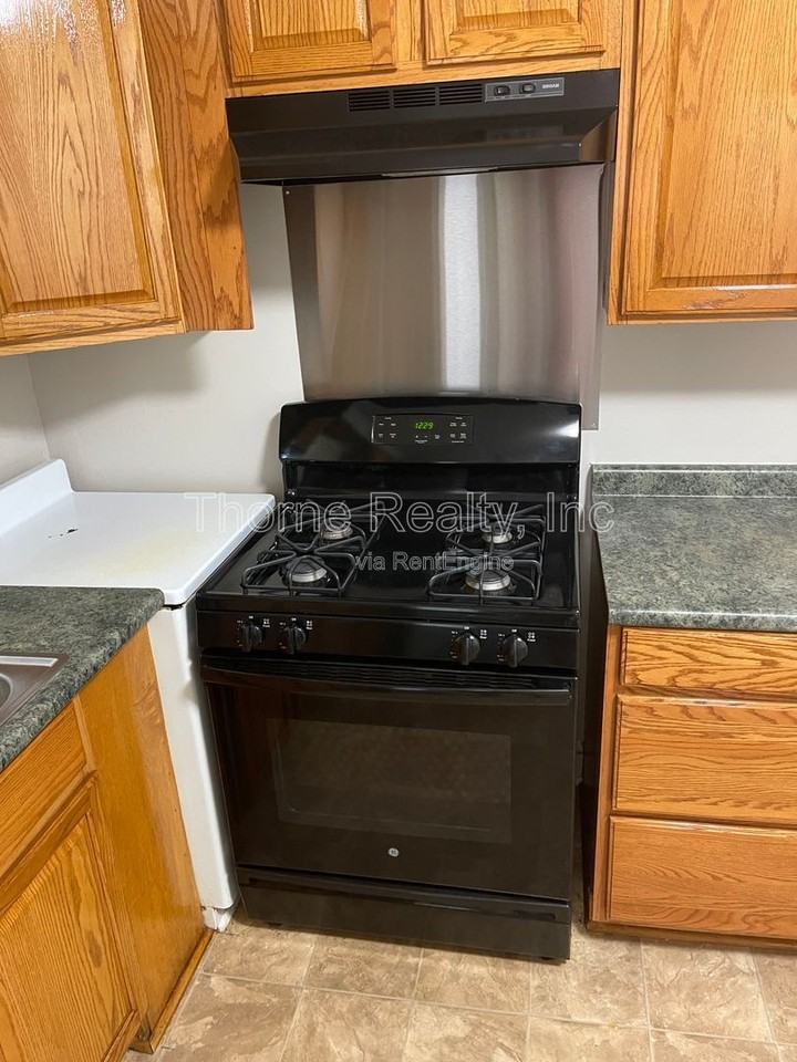 1809 Bedford Rd - Photo 3 of 12