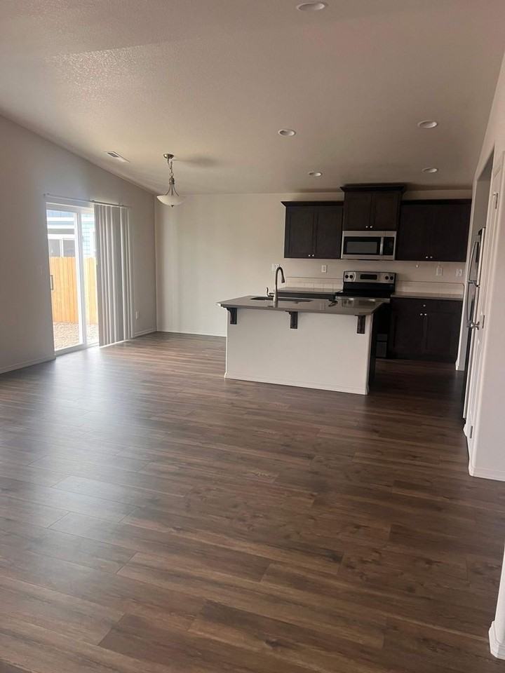 1642 Zoe Ave - Photo 2 of 13