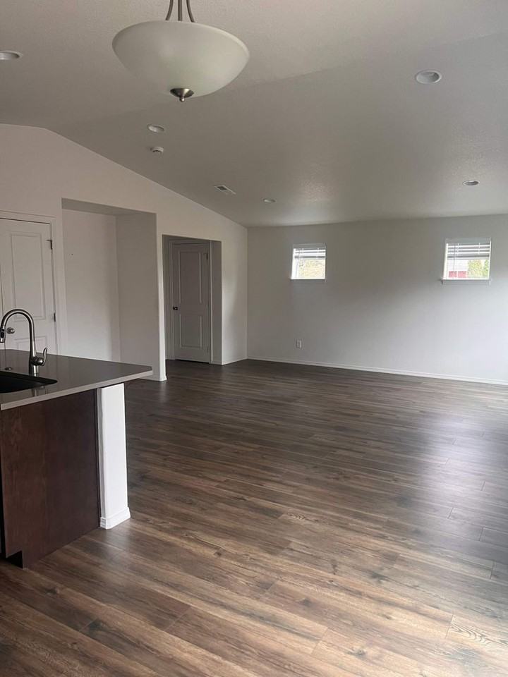 1642 Zoe Ave - Photo 3 of 13