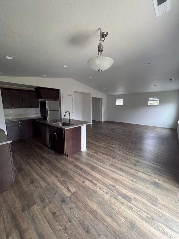 1642 Zoe Ave - Photo 4 of 13