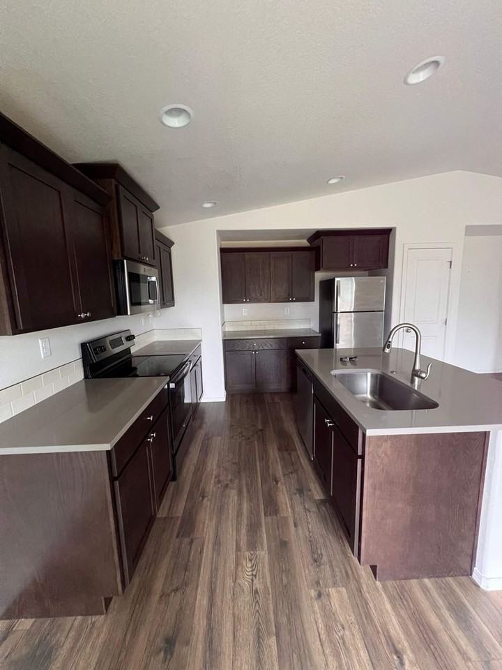 1642 Zoe Ave - Photo 5 of 13