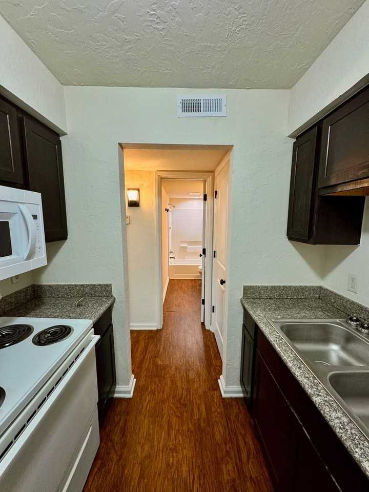 Renaissance Park Apartments - Photo 4 of 25