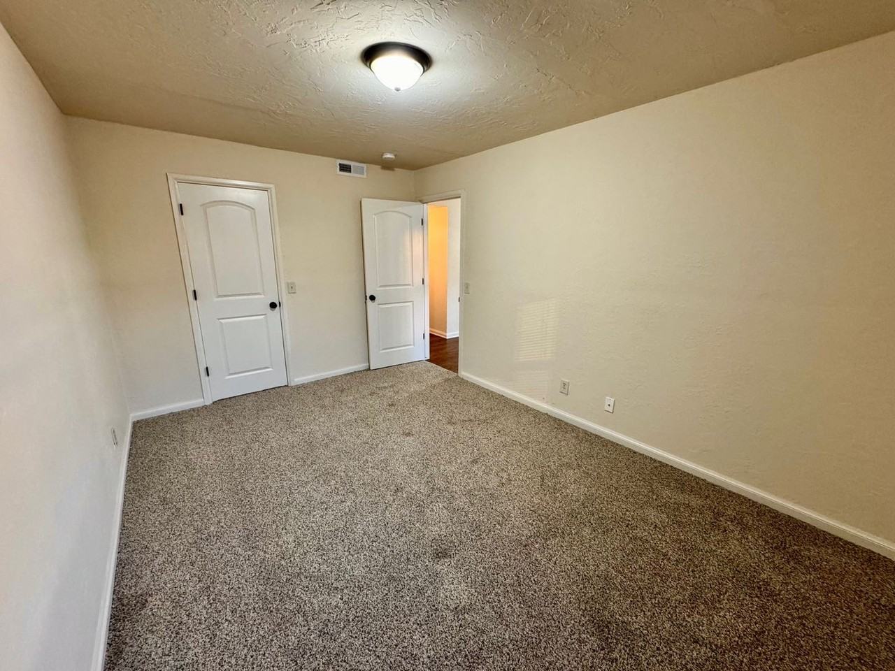 Renaissance Park Apartments - Photo 6 of 25