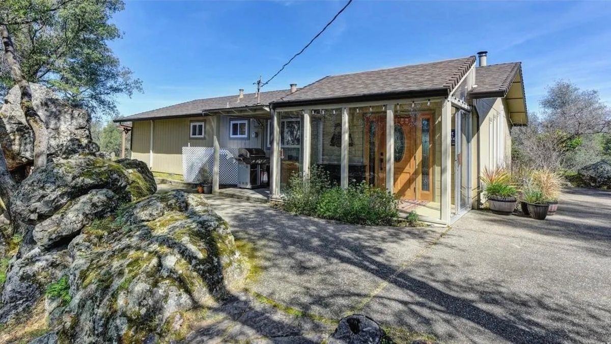 4881 Thompson Hill Rd - Photo 3 of 8