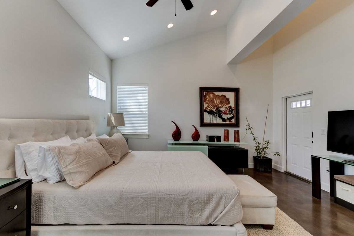 2715 Zaragosa St - Photo 4 of 20