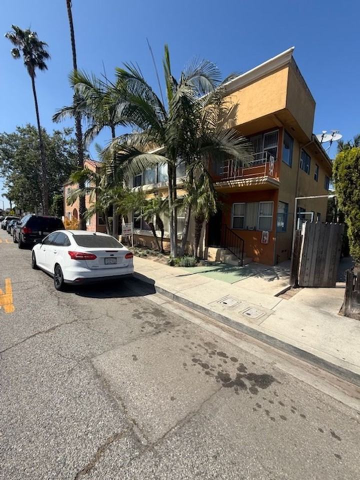 4219 - Photo 2 of 23