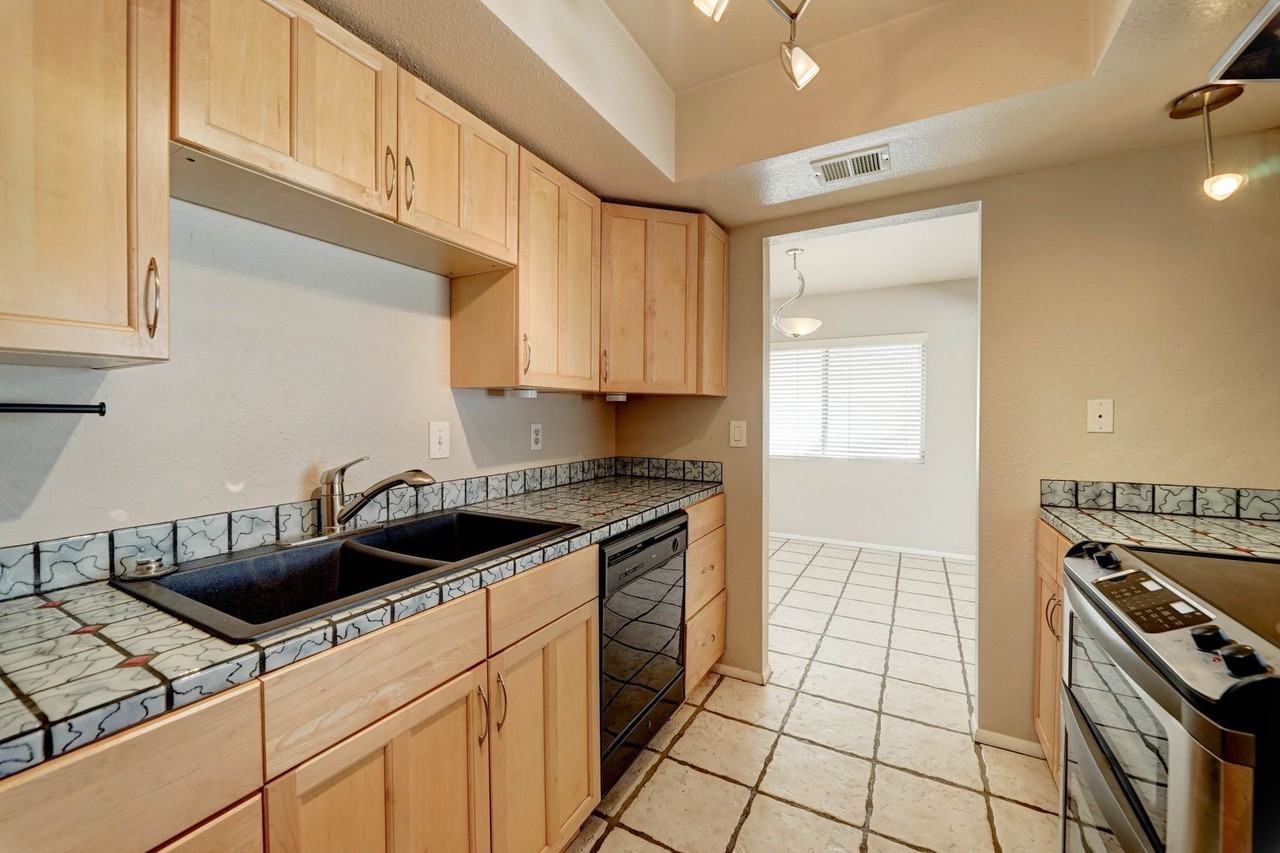 1032 E Michelle Dr - Photo 6 of 32