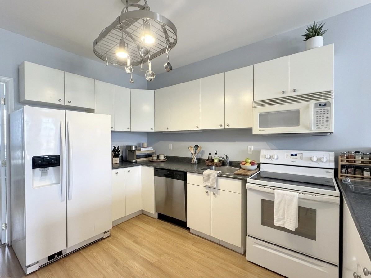 581 Carlaw Ave #MAIN - Photo 3 of 11