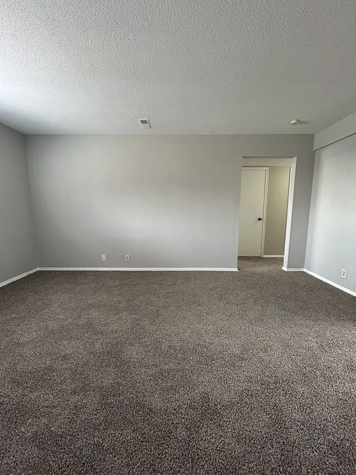 Eleganz Rentals (4625 N 56th Street) - Photo 2 of 32