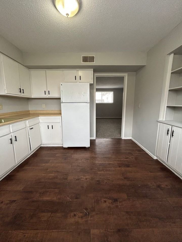 Eleganz Rentals (4625 N 56th Street) - Photo 4 of 32