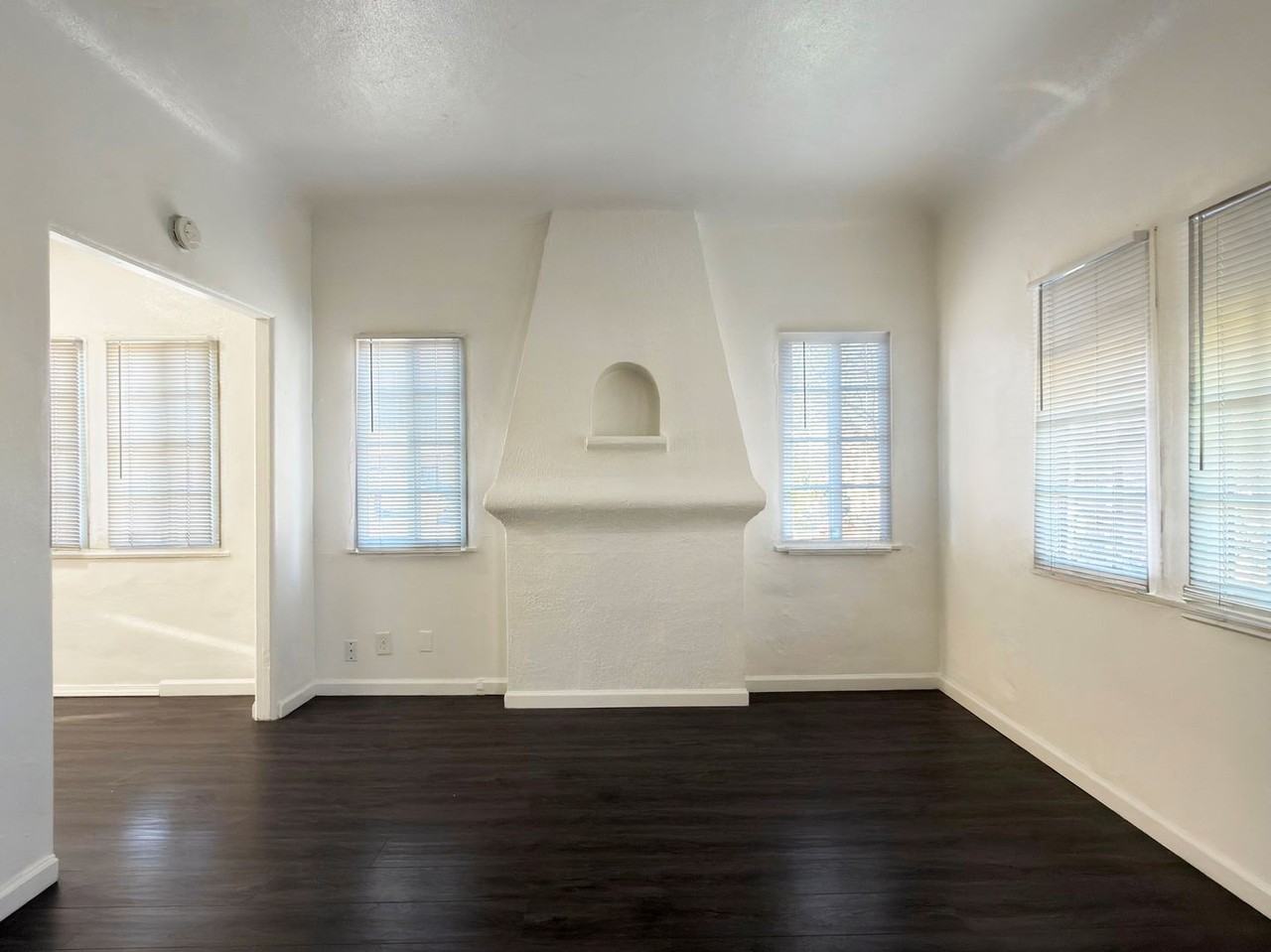 LB1045 - Photo 2 of 21