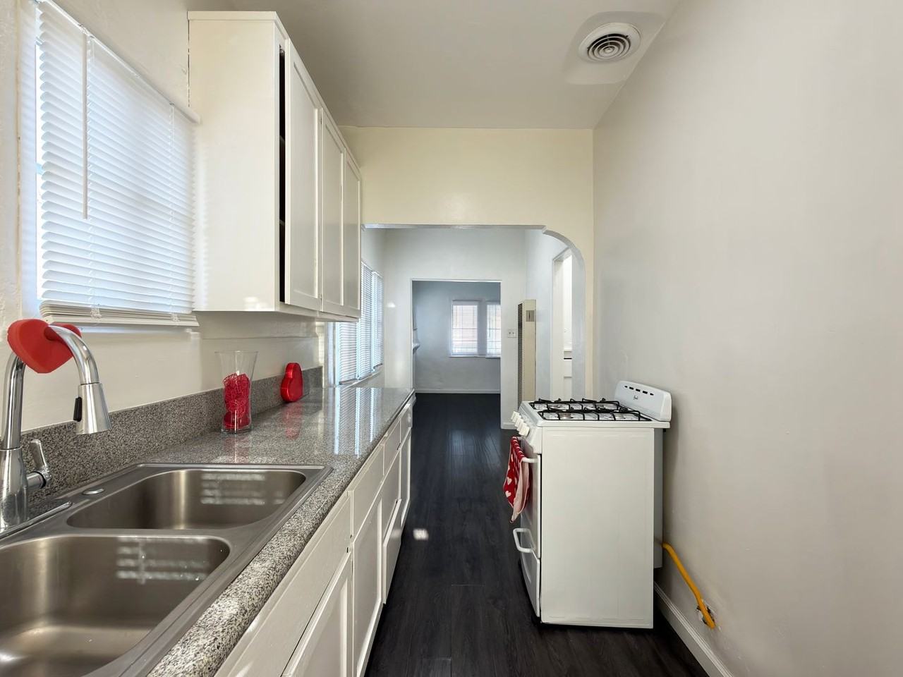 LB1045 - Photo 7 of 21