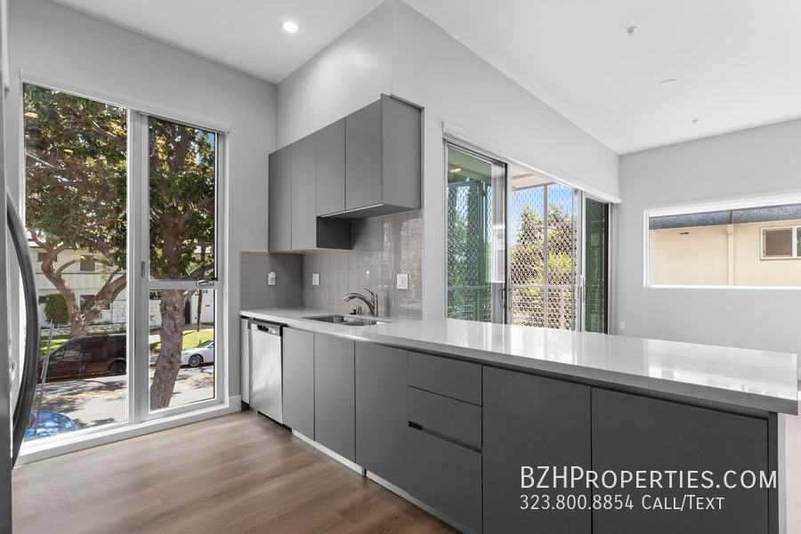 1223 N Hayworth Ave - Photo 2 of 12