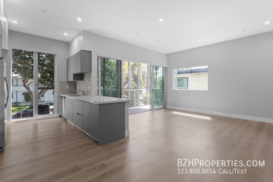 1223 N Hayworth Ave - Photo 3 of 12