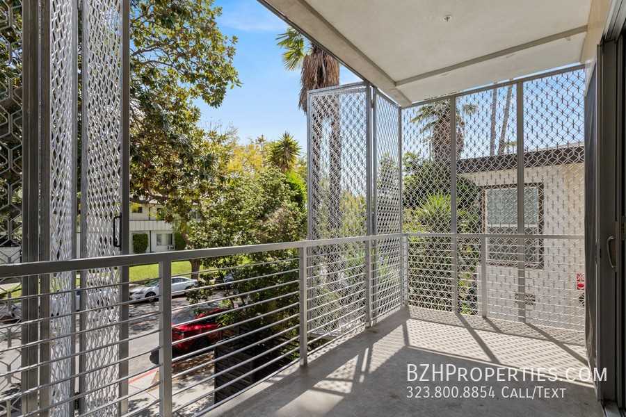 1223 N Hayworth Ave - Photo 4 of 12