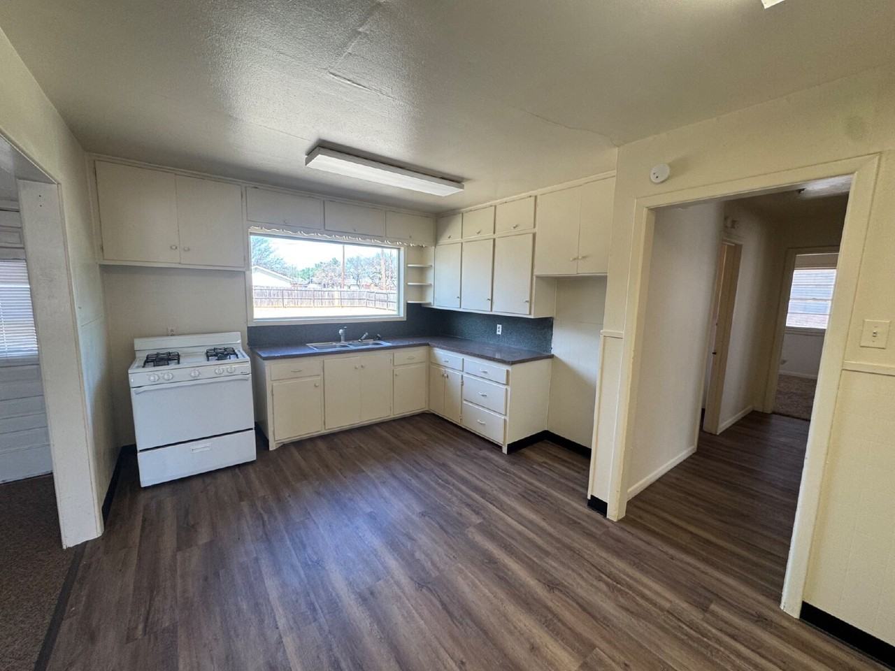 5402 22nd St - Photo 3 of 10