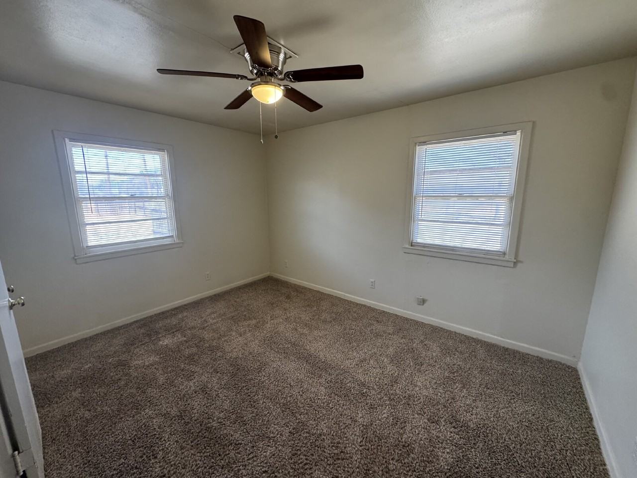 5402 22nd St - Photo 6 of 10