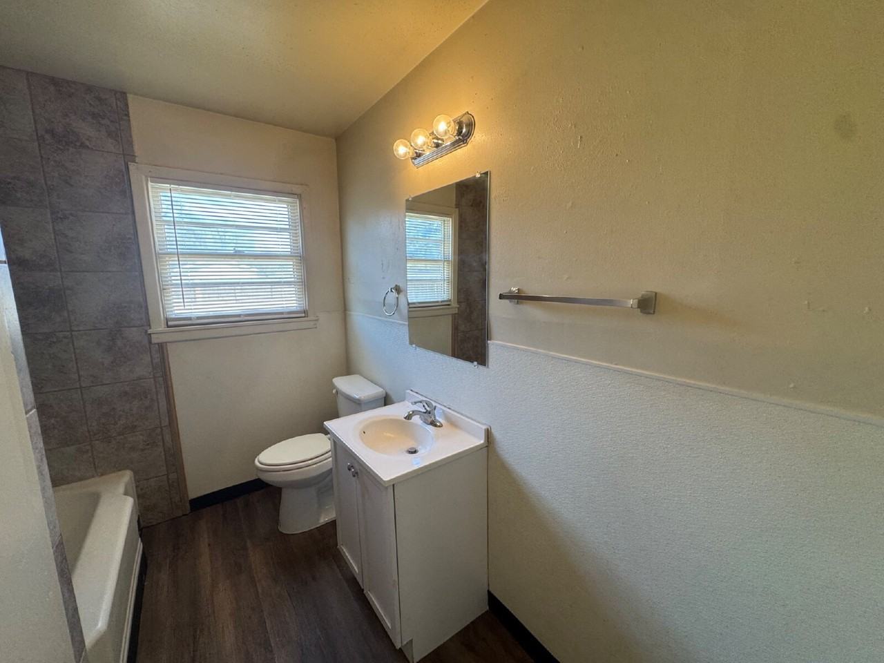 5402 22nd St - Photo 7 of 10