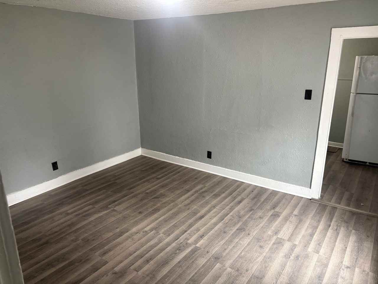 408 E 8th St - Photo 3 of 6