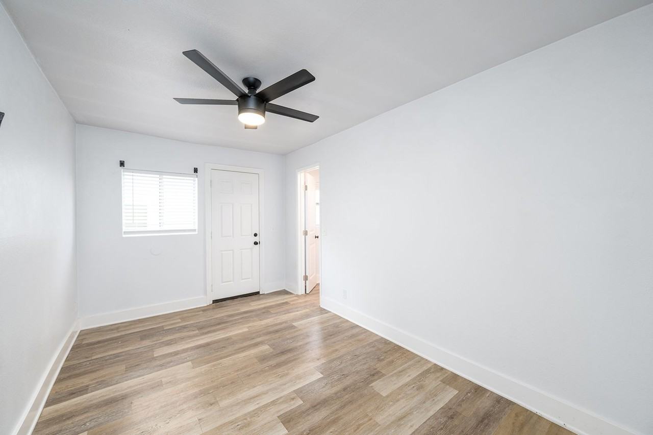 4320 48th St - Photo 4 of 17