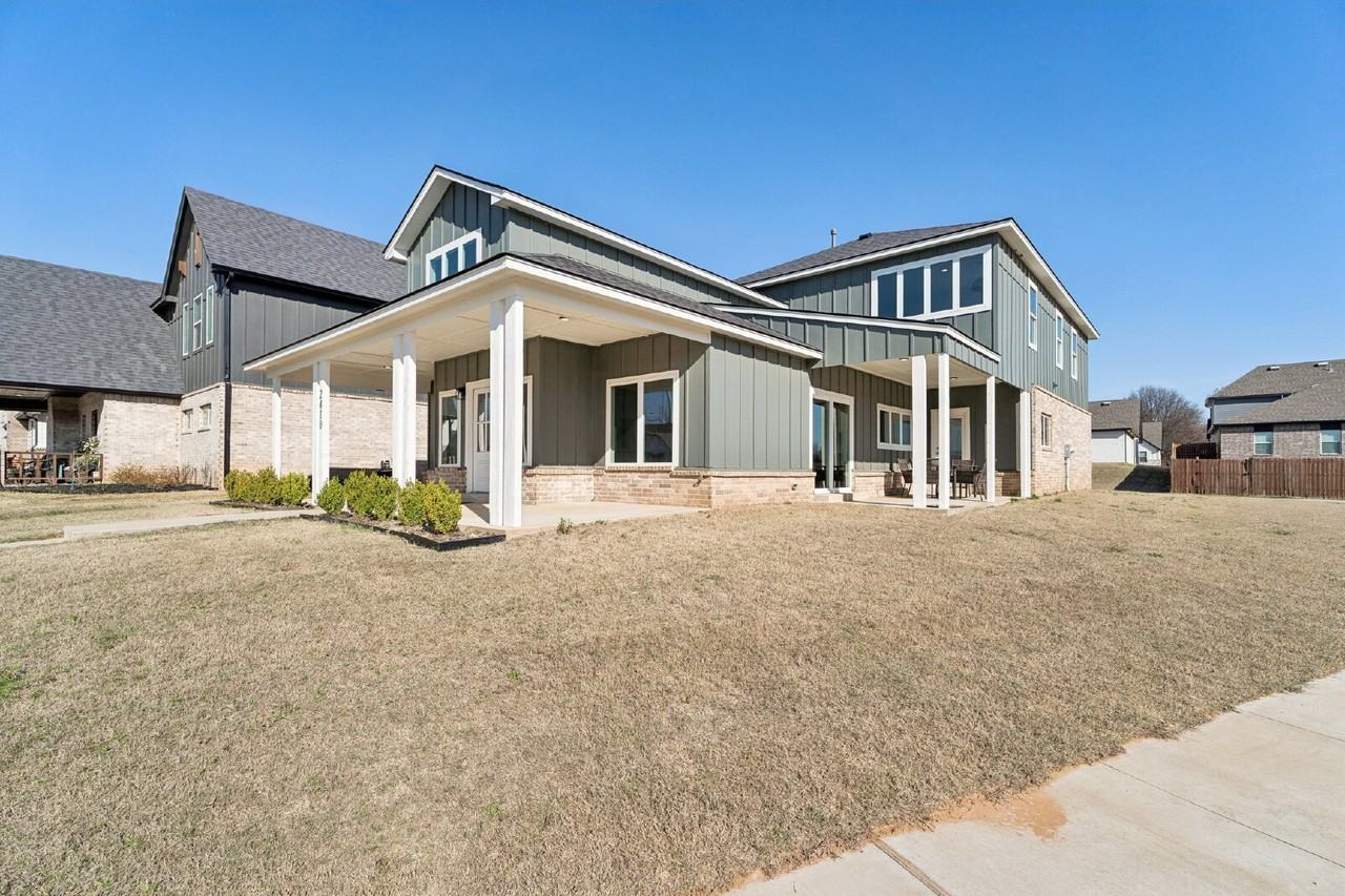 2410 W Charleston St - Photo 4 of 50