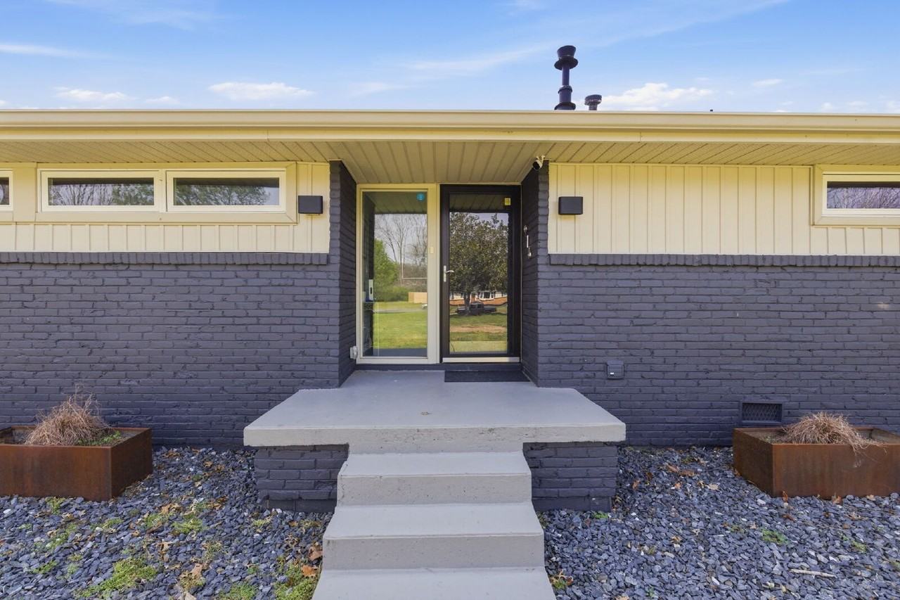 916 Berwick Trl - Photo 2 of 39