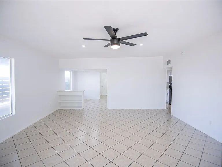 1338 S 10th Ave - Photo 4 of 33