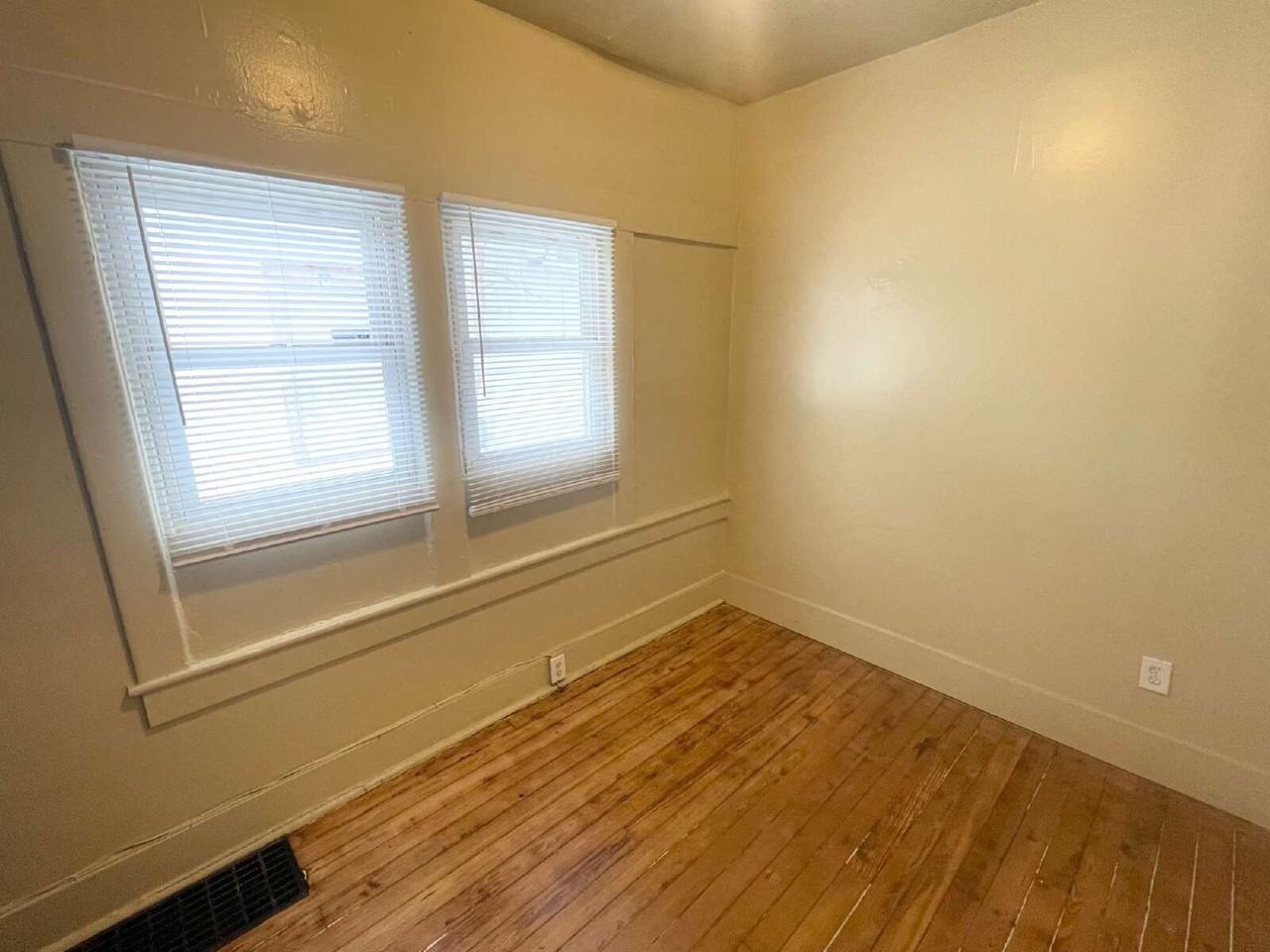 1322 W 26th St - Photo 2 of 7