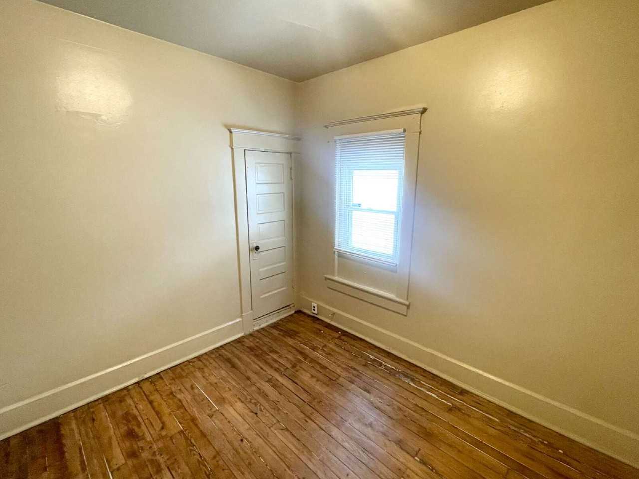 1322 W 26th St - Photo 3 of 7