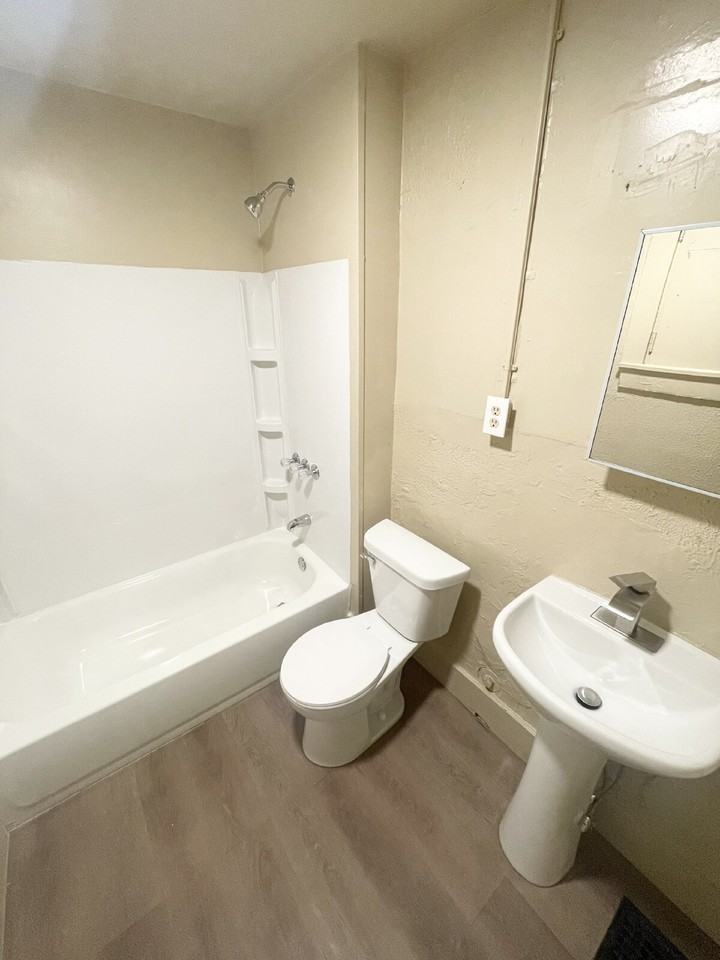 1322 W 26th St - Photo 4 of 7