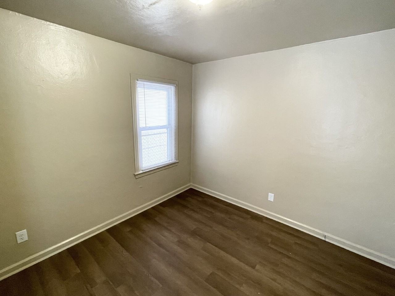 1632 W 17th St - Photo 3 of 7