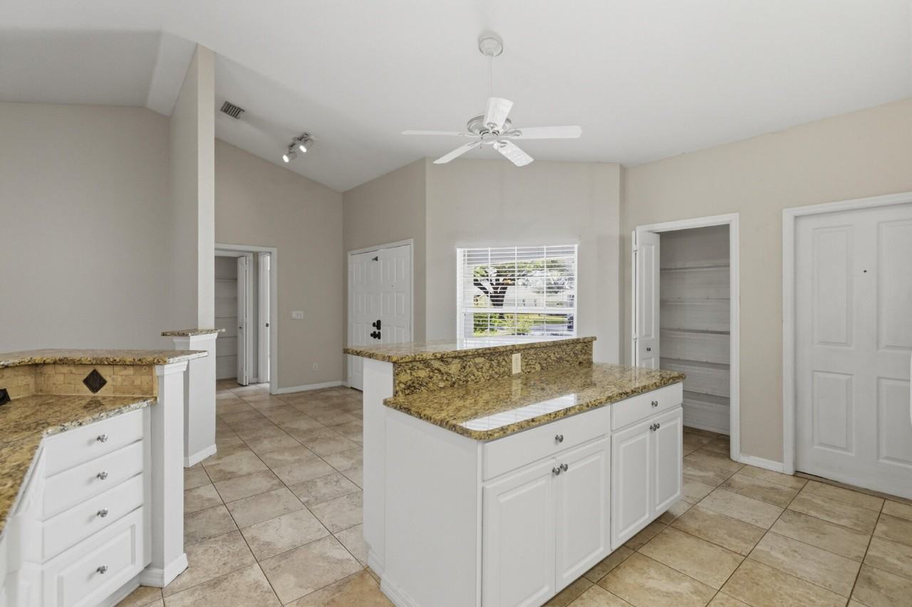 5327 Sw 89th St - Photo 3 of 24