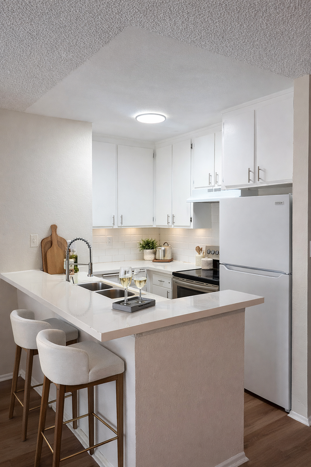 9010 Tobias Avenue - Photo 4 of 9