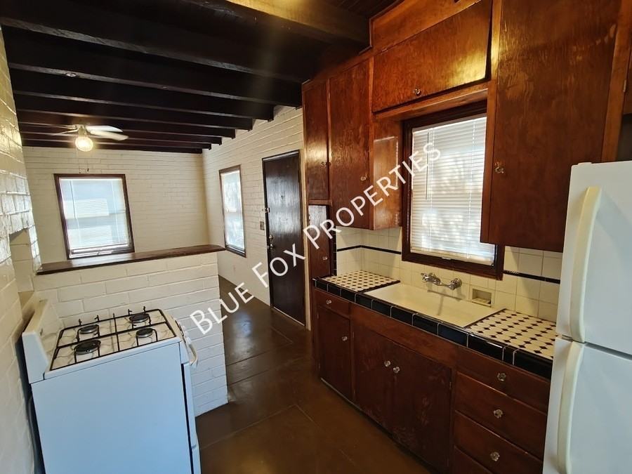 1211 N Jones Blvd #2 - Photo 3 of 18