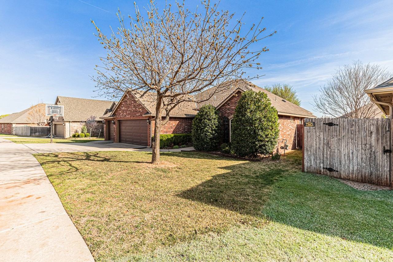 4612 Nw 162nd St - Photo 4 of 40