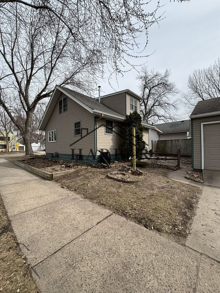 800 8th Ave Se - Photo 2 of 5