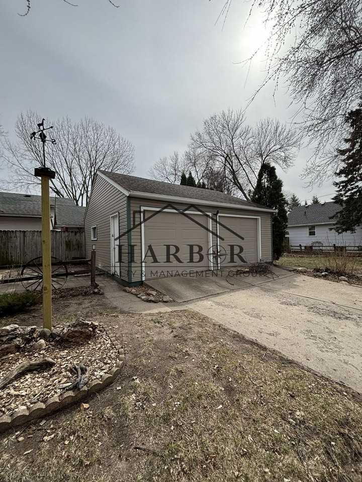 800 8th Ave Se - Photo 3 of 5