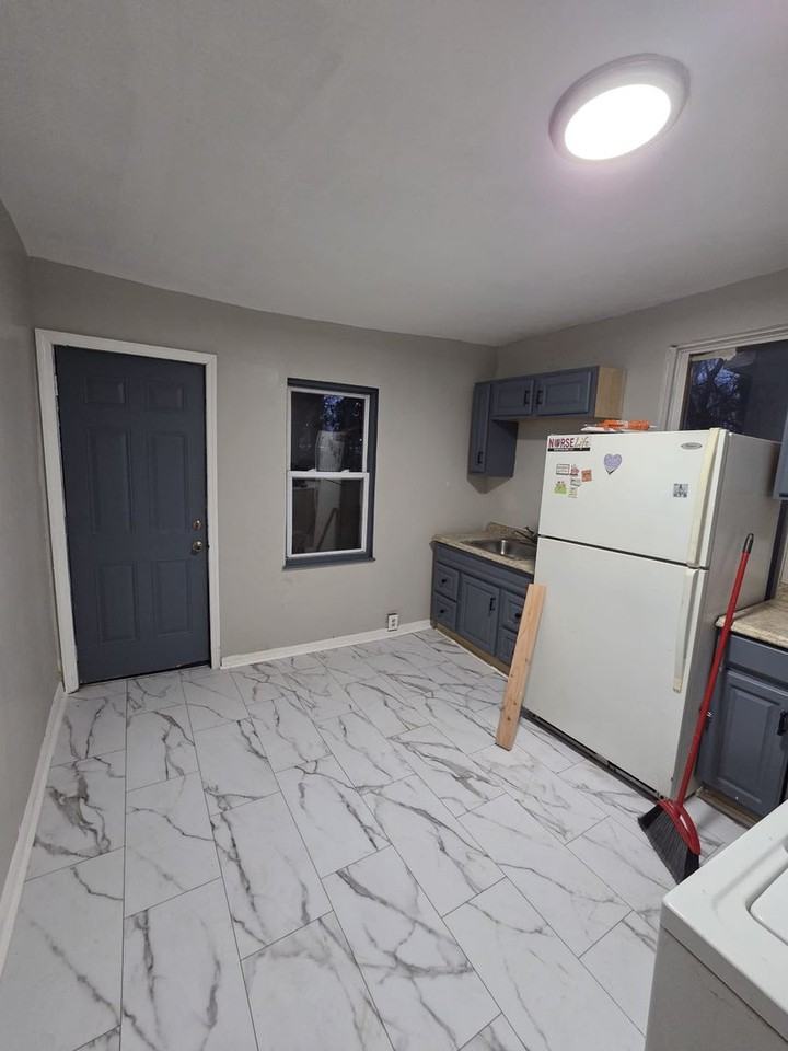 517 Stuyvesant Ave - Photo 3 of 11