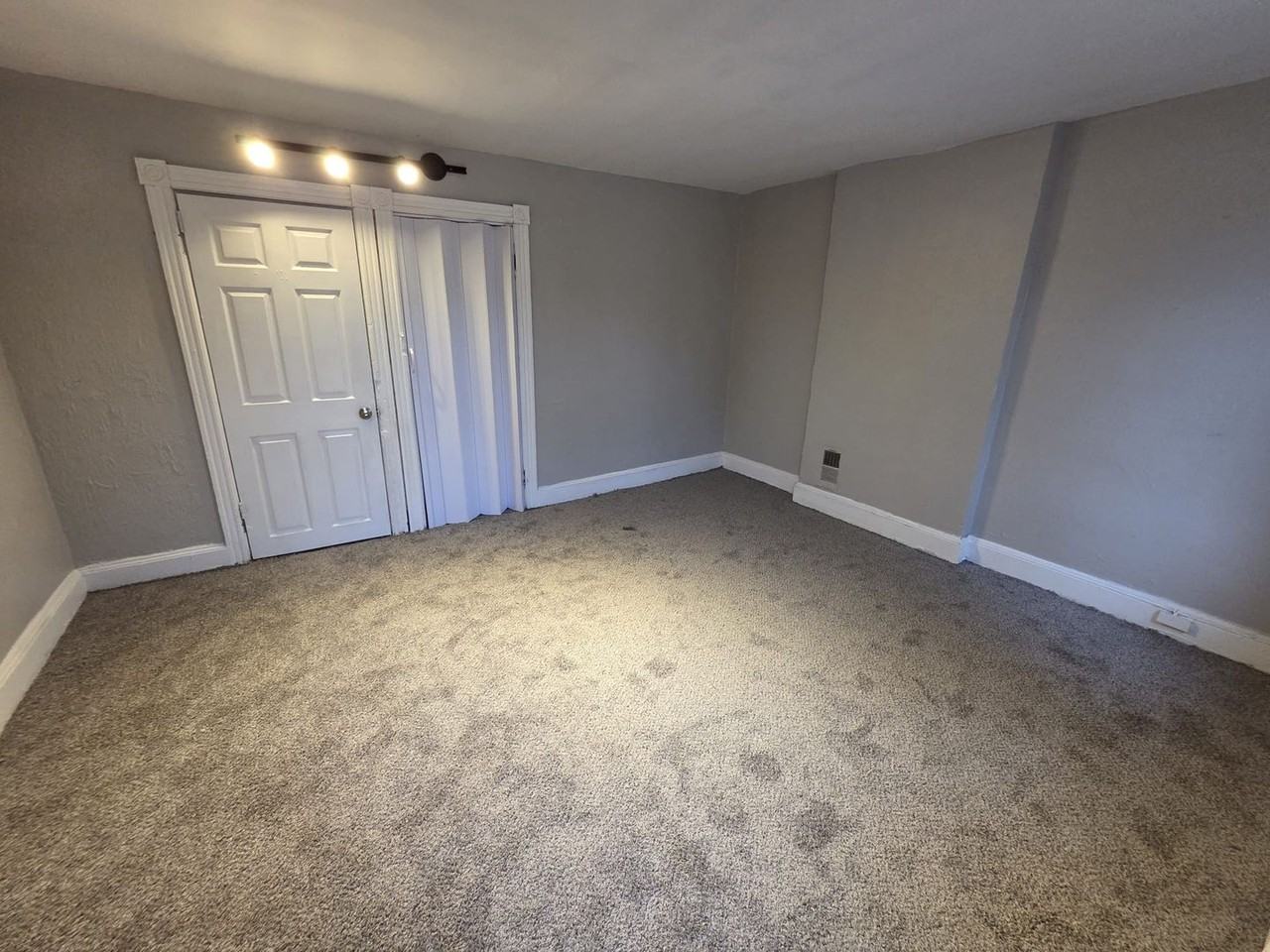 517 Stuyvesant Ave - Photo 4 of 11