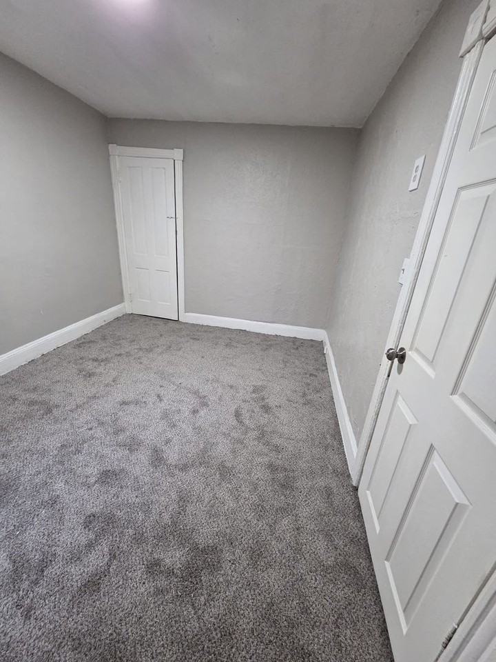 517 Stuyvesant Ave - Photo 7 of 11