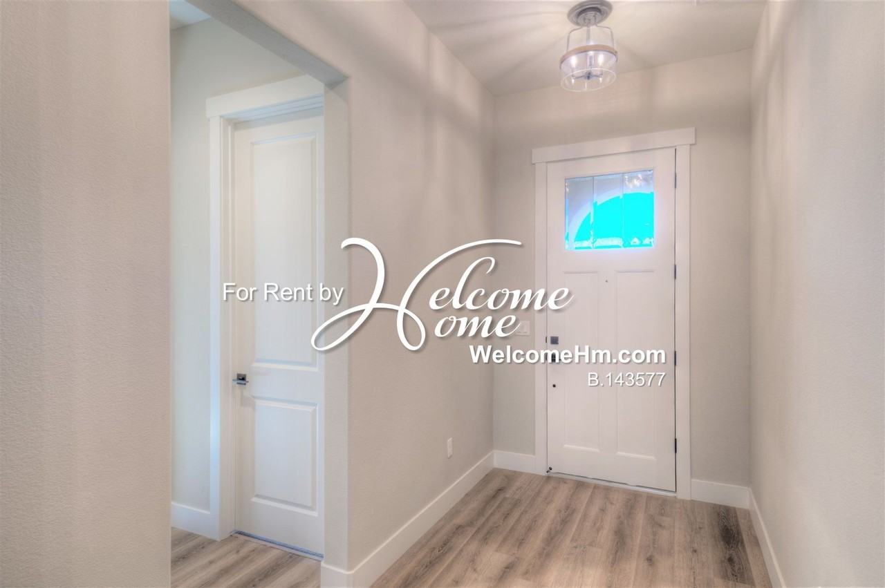 262 Commodore Dr - Photo 2 of 47