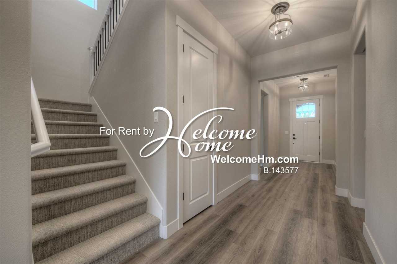 262 Commodore Dr - Photo 3 of 47