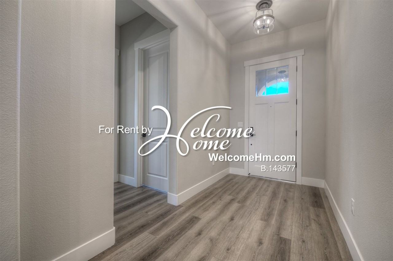 262 Commodore Dr - Photo 4 of 47