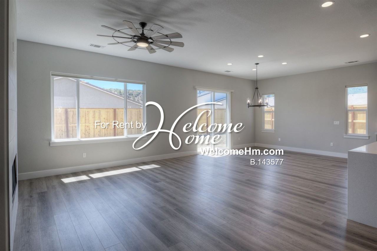 262 Commodore Dr - Photo 7 of 47