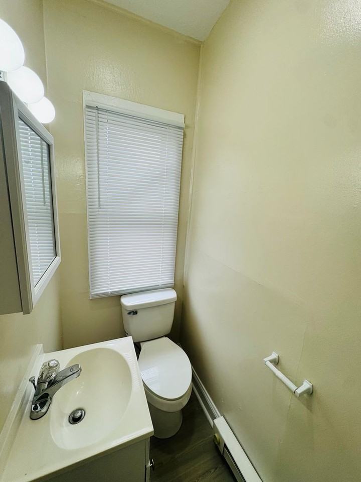 2200 Queen Ave - Photo 2 of 6