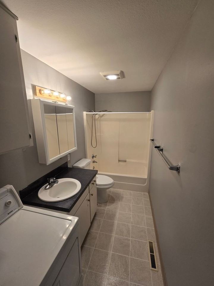 532 E Alder St #18 - Photo 4 of 13