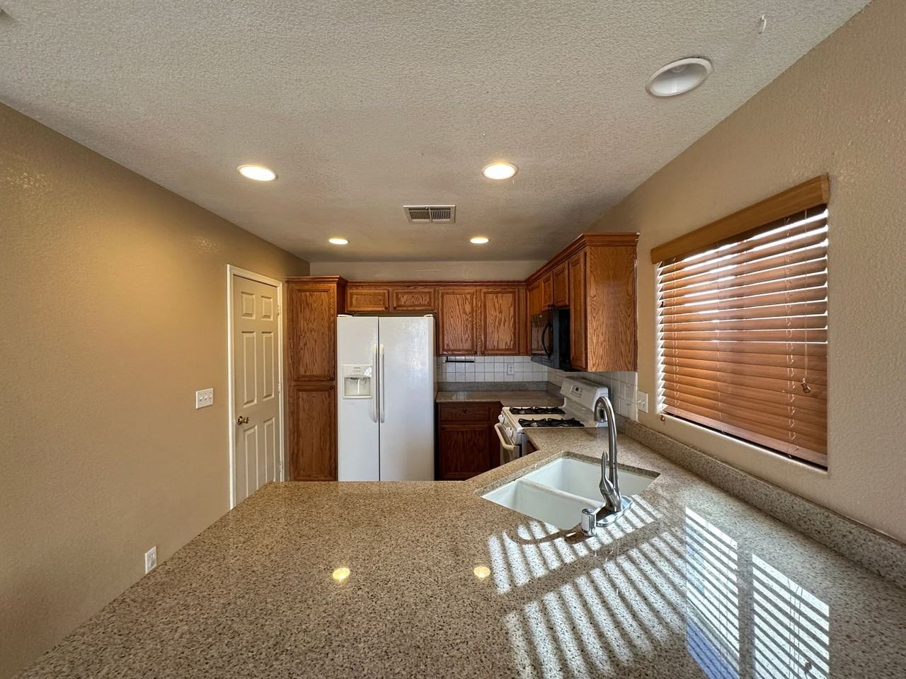 9510 Diamond Bridge Ave - Photo 6 of 20