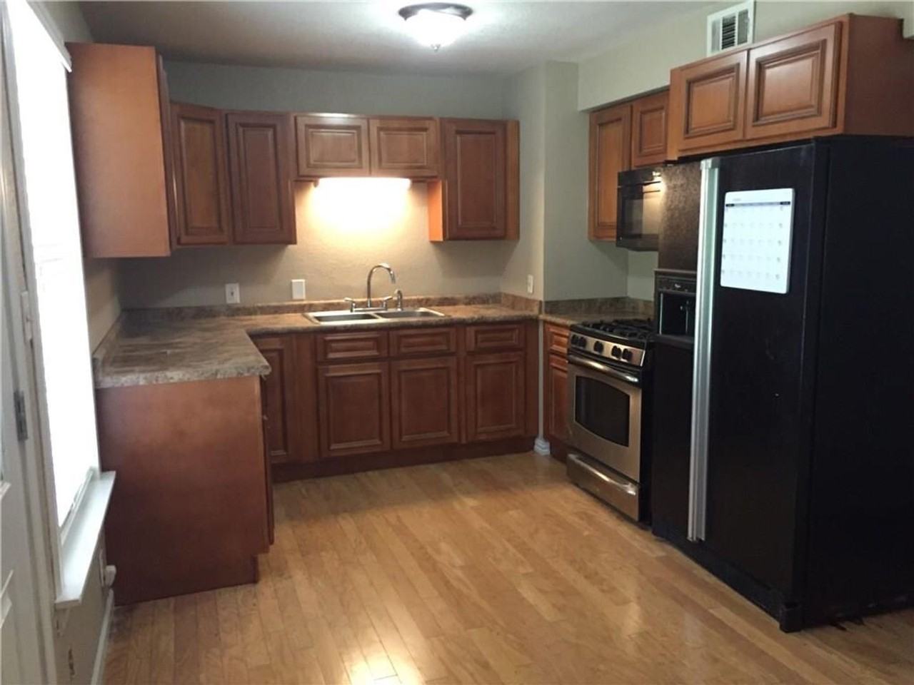 216 Elm St - Photo 3 of 17