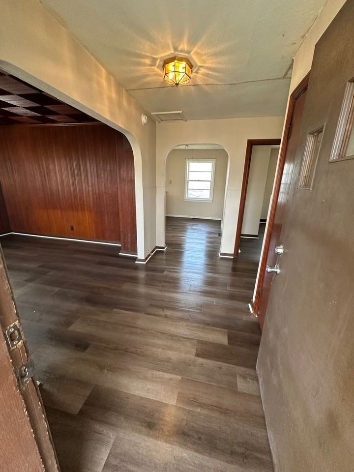 211 W Springfield St - Photo 2 of 9