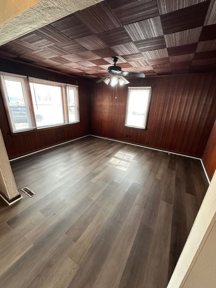 211 W Springfield St - Photo 3 of 9